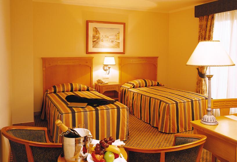 Masa Hotel Almirante Lisboa Oda fotoğraf